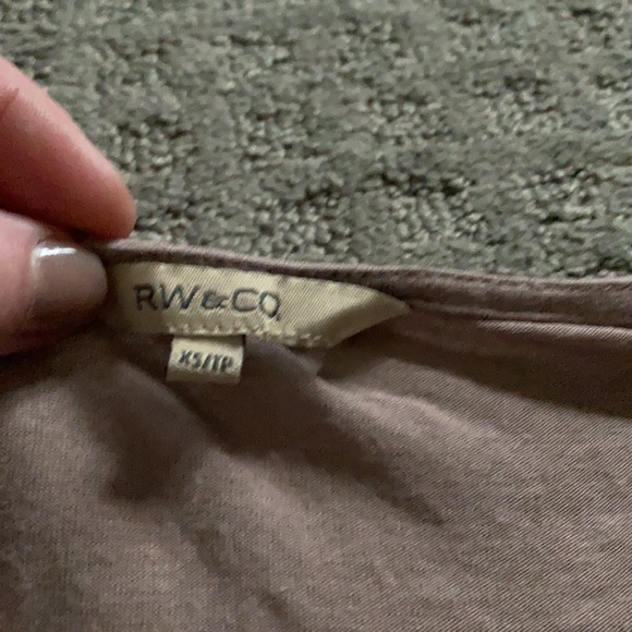 RW&CO beautiful flower detailing tee - Picture 5 of 8